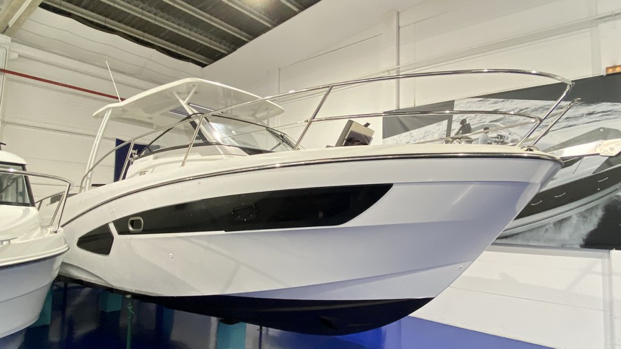 Jeanneau Cap Camarat 10,50 WA vue à terre Empuriabrava