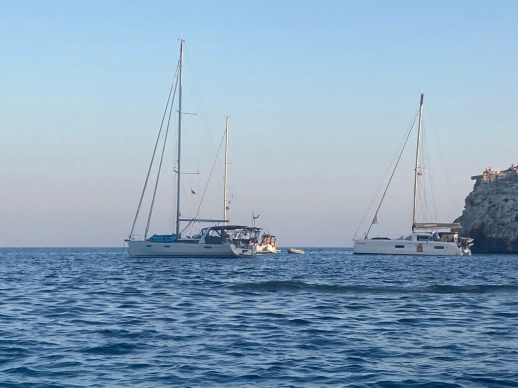 OCEANIS 45 - BENETEAU - vue babord au mouillage - empuriabrava