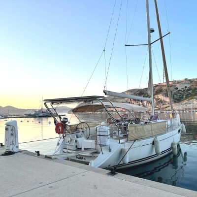 Jeanneau Sun Odyssey 49.1 arrière à quai Empuriabrava