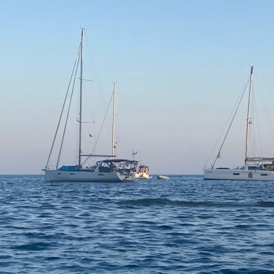 OCEANIS 45 - BENETEAU - vue babord au mouillage - empuriabrava