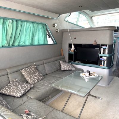 10 Ferretti 52 Altura salon