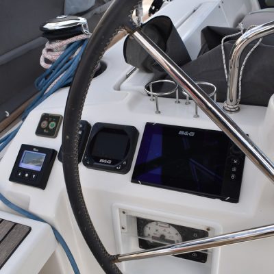 12 - OCEANIS 45 - BENETEAU - instruments de navigation - poste de barre babord empuriabrava