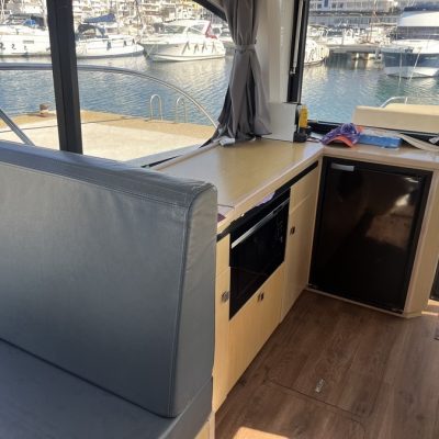 Parker Monaco 110 cuisine intérieure Empuriabrava