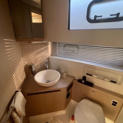 Jeanneau DB 37 salle de bain Empuriabrava