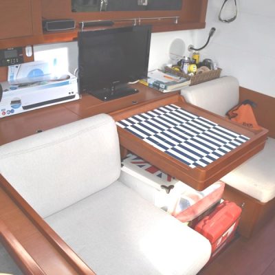 14 - OCEANIS 45 - BENETEAU - table à cartes - babord empuriabrava