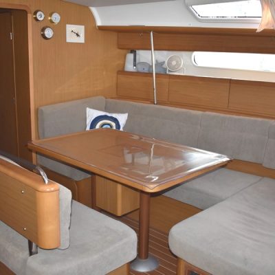 Jeanneau Sun Odyssey 49.1 salon Empuriabrava