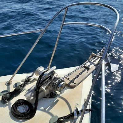 AMIRA - CURTIS LOOE - pont avant - guindeau - davier - mouillage Empuriabrava