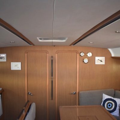 Jeanneau Sun Odyssey 49.1 vue intérieure Empuriabrava