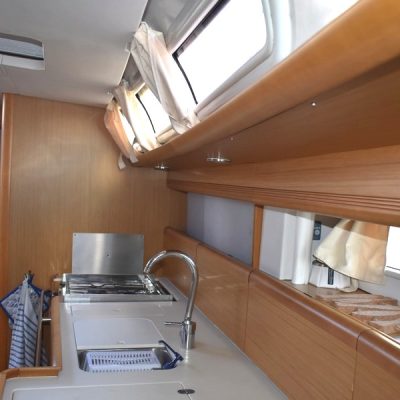 Jeanneau Sun Odyssey 49.1 cuisine3 Empuriabrava