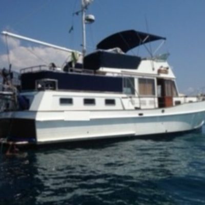 2 GRAND BANKS 42 MOUILLAGE TRIBORD ARRIERE