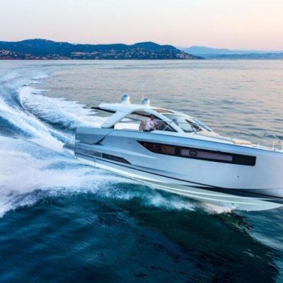 Jeanneau DB 37 vue tribord en navigation Empuriabrava