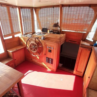 AMIRA - CURTIS LOOE - poste de pilotage Empuriabrava