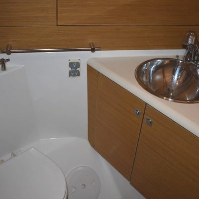 Jeanneau Sun Odyssey 49.1 salle de bain Empuriabrava