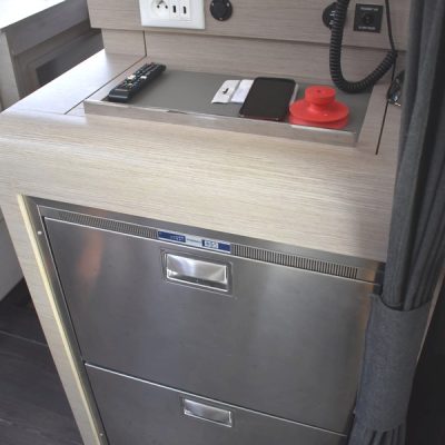 Fountaine Pajot isla 40 vue frigo Fountaine Pajot isla 40 vue arrière babord Empuriabrava