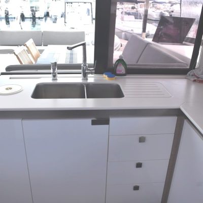 Fountaine Pajot isla 40 vue cuisine Fountaine Pajot isla 40 vue arrière babord Empuriabrava
