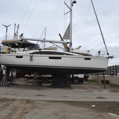 Bavaria vision 42 tribord à terre Empuriabrava