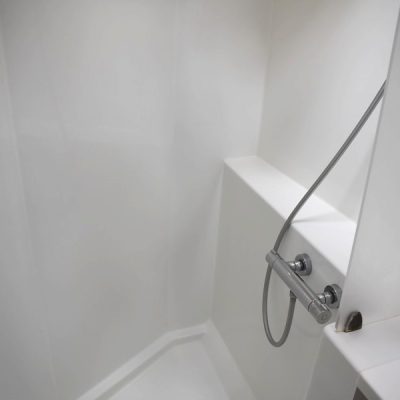 Fountaine Pajot isla 40 vue douche Fountaine Pajot isla 40 vue arrière babord Empuriabrava