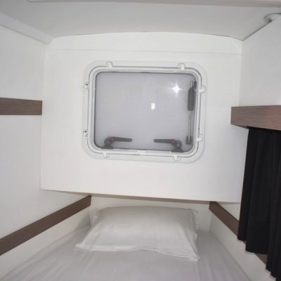 Fountaine Pajot isla 40 vue cabine avant tribord Fountaine Pajot isla 40 vue arrière babord Empuriabrava