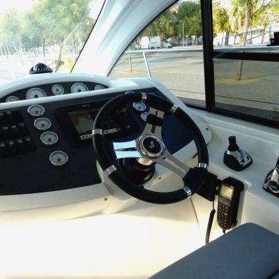 4 Beneteau Gran Turismo 34 poste de pilotage