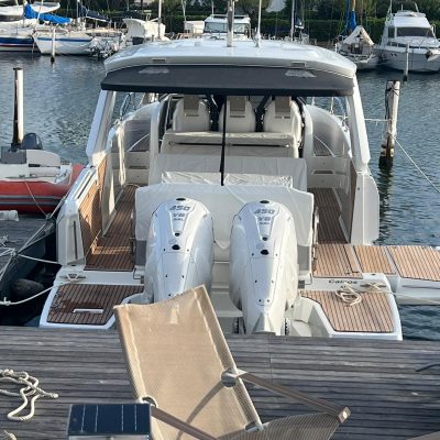 Jeanneau DB 37 arrière à quai Empuriabrava