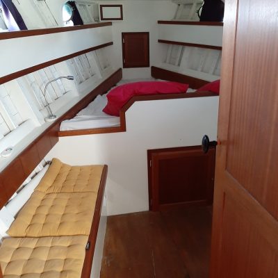 AMIRA - CURTIS LOOE - cabine avant Empuriabrava