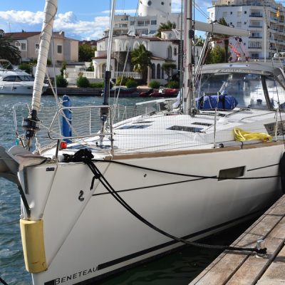 5 - OCEANIS 45 - BENETEAU - vue avant - babord - amarage empuriabrava