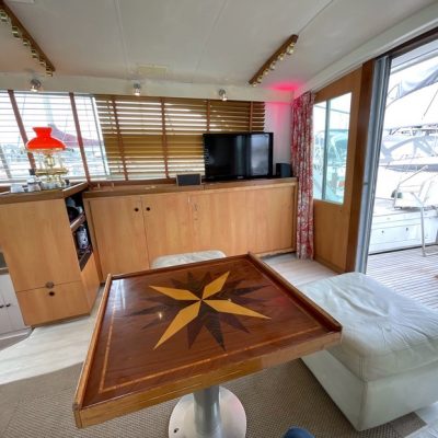 Bertram 46.6 salon3 Empuriabrava.jpg