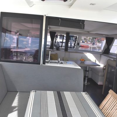 Fountaine Pajot isla 40 vue salon extérieur Fountaine Pajot isla 40 vue arrière babord Empuriabrava