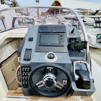 Tempest 38 poste de pilotage Empuriabrava.