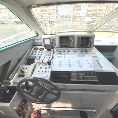 8 Ferretti 52 Altura poste de pilotage