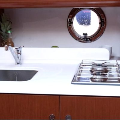 9 Beneteau Gran Turismo 34 cuisine intérieure