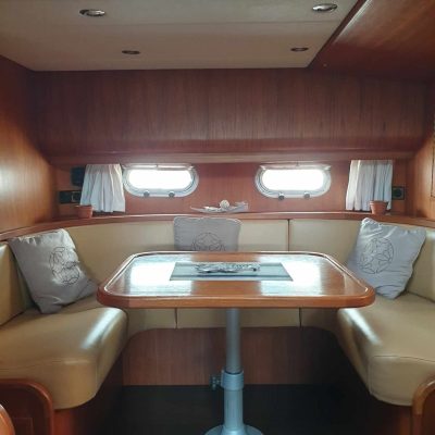 9 Neptunus 145 salle à manger