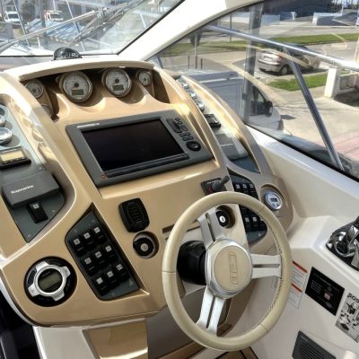 Sessa C 38 poste de pilotage Empuriabrava